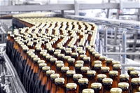 Dây chuyền sản xuất đóng chai tự động trong nhà máy bia truyền thống