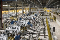 Hệ thống sản xuất tự động bằng cánh tay robot trong nhà máy sản xuất ô tô